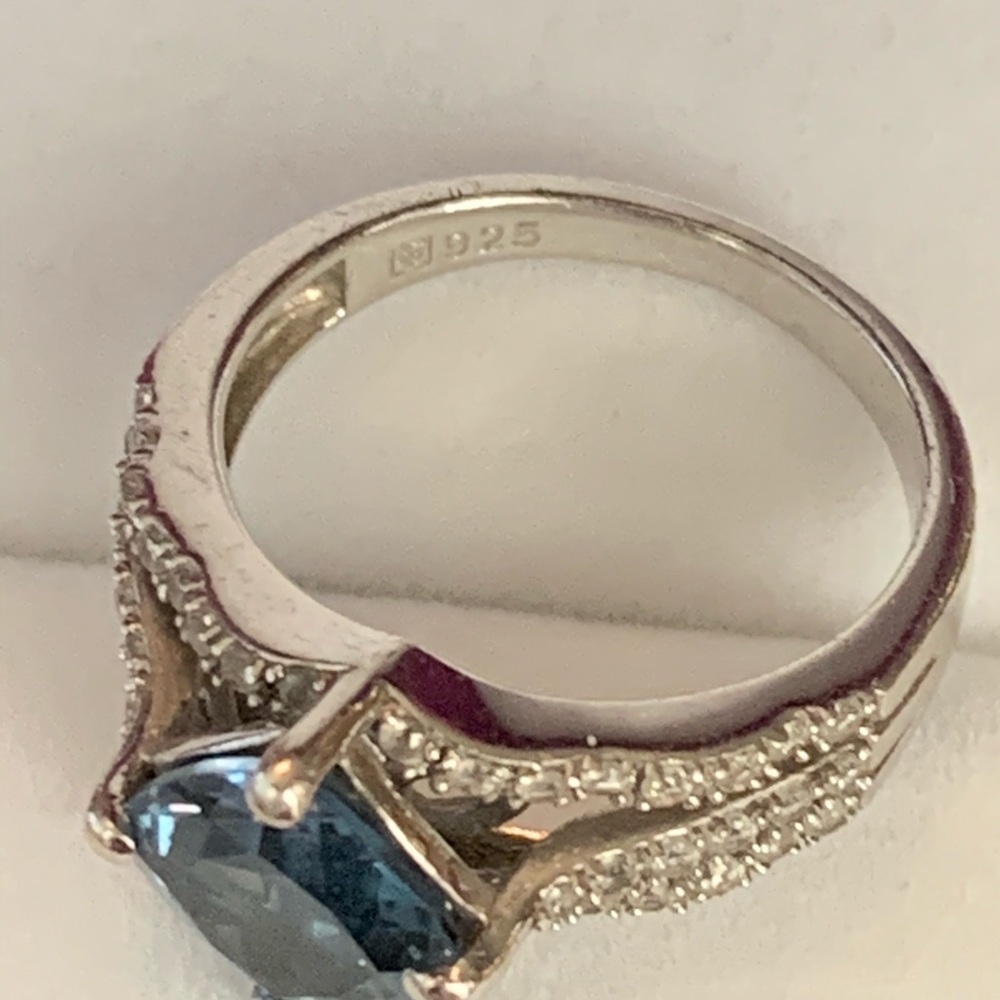Beautiful sterling silver topaz with white sapphire ring - Picture 3 of 5